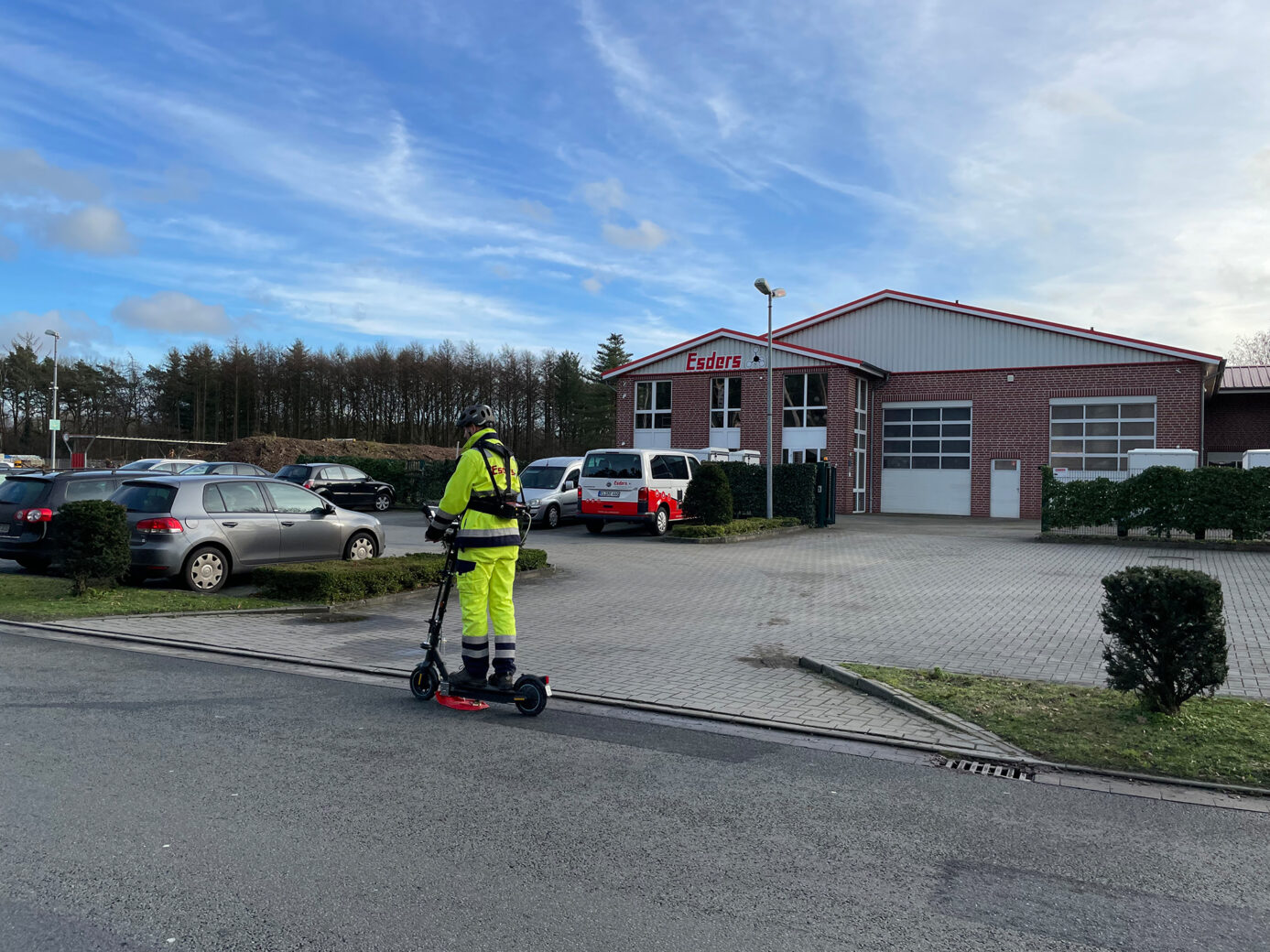 Markus Seelmeyer auf dem E-Sooter vor der Firma