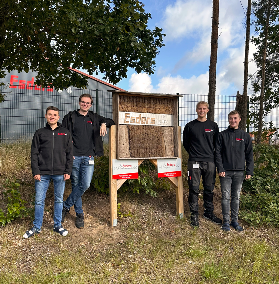 Wildbienenhotel mit den Azubis