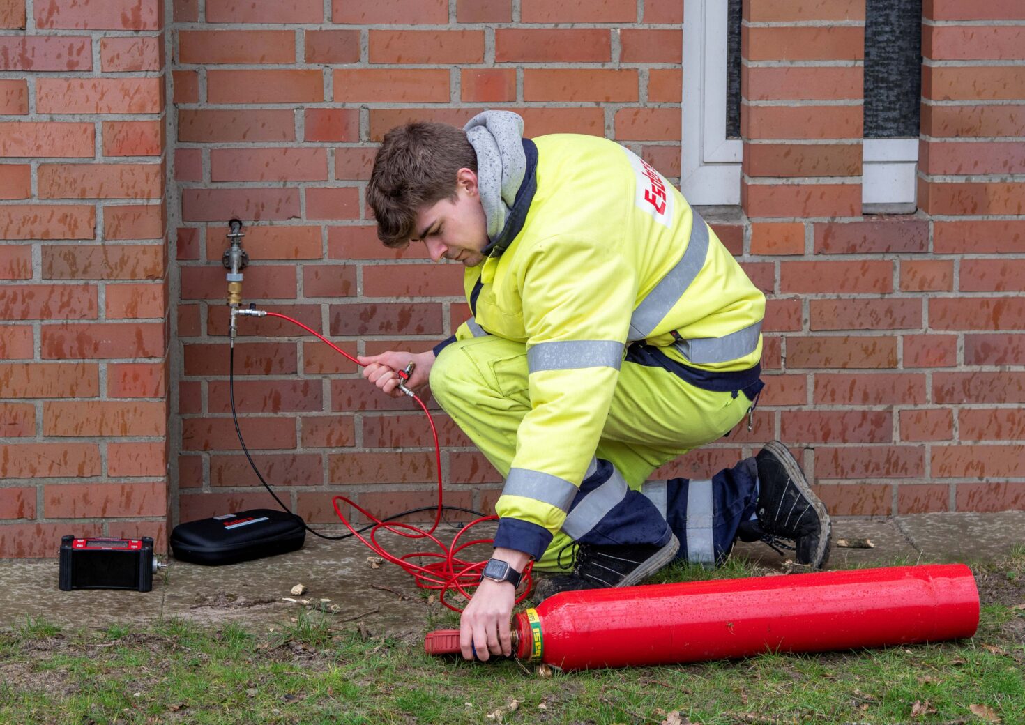 Injecting tracer gas into a pipe to detect leaks